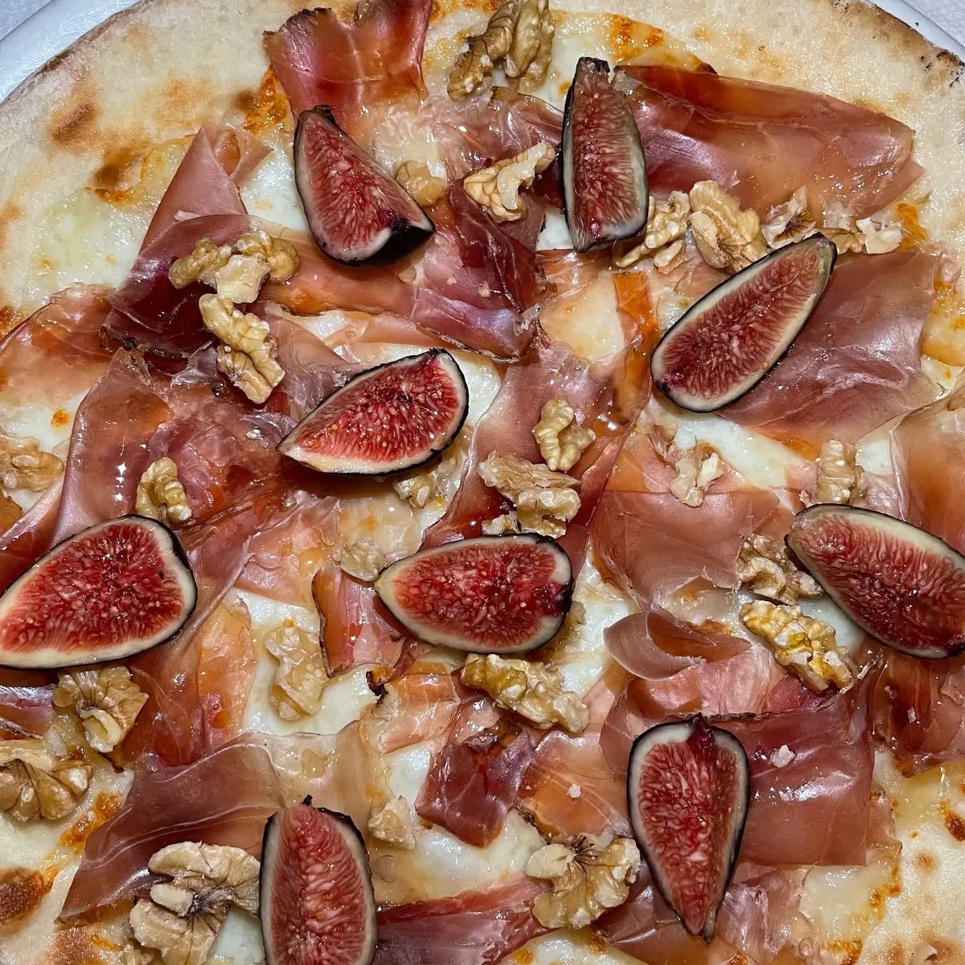 Pizza bianca con fichi freschi, prosciutto crudo e noci